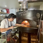 パラダイス ピザ - ヒゲがピザを窯にイン！　出来上がりが楽しみでならない！