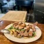 パラダイス ピザ - ロイヤルポーク（かごしま黒豚）の骨付き（Tボーン）ロース　ブランド豚を薪窯でロースト　添えてあるポテトも旨い　本日の黒板メニューで一番旨い