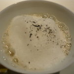 ロオジエ - シャンピニオンのスープ　しいたけのロワイヤル　スモークした紅茶の香り　カプチーノ仕立て
