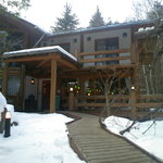 然林庵 - 森の中にたたずむ大きなログハウス調の建物です