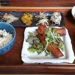 カフェまめちゃ -  本日の日替りランチ（ひよこ豆セット）「じゃが芋、ズッキーニ、人参 ヘルシー春巻き」