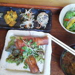 カフェまめちゃ -  本日の日替りランチ（ひよこ豆セット）「じゃが芋、ズッキーニ、人参 ヘルシー春巻き」