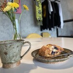 TONES COFFEE ROASTERS - コロンビア＆スコーン（ブルーベリークリームチーズ）