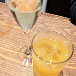 Bistro Amber - スパークリングワイン500円とファジーネーブル480円