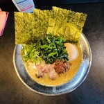 RAMEN HITONI YASASHIKU - 【ラーメン（家系）tp菠薐草×ニラ辛sv味玉】