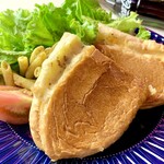 Dope Neo Tokyo - グリルドチーズ（ハーフ500円/レギュラー700円）
（ロースハム/チーズ/本日の付け合わせ）
 数種のチーズをミックスさせて、バターでグリルしたアメリカで最もポピュラーなサンド！
チーズ好きリピーター多数商品。
 ※うちだパン特注品使用