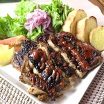 Dope Neo Tokyo - ジャークチキンステーキプレート（1,400円）
（ジャークチキン/レッドオニオン/本日の付け合わせ/バケット） 
数種類のスパイスに数日間漬けた鶏肉をスモーキーに焼きあげたジャマイカのストリートフードのステーキプレート。おつまみにも人気商品。
 ※うちだパン特注品使用