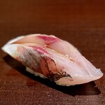 千葉たかおか - 鯵（千葉金谷）ネギ和えとはまた違ったシャリとのハーモニーが楽しめる一貫。脂のりも抜群♡