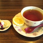 USAGI -  食後に紅茶とプチケーキ。