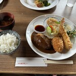 喫茶 赤いサニー - ハンバーグ＆大エビフライ、+エビクリームコロッケのOP