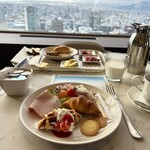 レストラン＆バー｢SKY J｣ - 手前のお皿に、クロッフルとプレスする前のワッフル♪