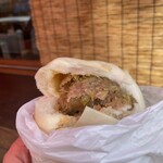 山珍 - 餡がたっぷり！キャベツの甘味と胡椒？スパイスがすごい！