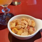 華伝座 - おとおしは、トリュフ塩のナッツ。