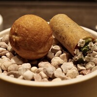 CIRPAS - アミューズ
                    - 塩麹やヨーグルトのクリーム入りエイブルスキーバー(生地に唐墨を練り込んである)
                    - 馬肉のタルタルとアボカドのクリーム入りコルネ(生地に有明の海苔を練り込んである)