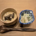 やきとり阿部 - 洋梨と水菜の酒粕和え&黒まいたけ茶碗蒸し(お通し)