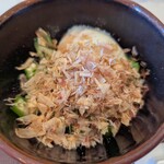 すき家 - オクラと温玉、カツ節入れました