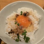 やきとり阿部 - 卵と薬味on