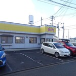 初代 - 駐車場は５台分ほど