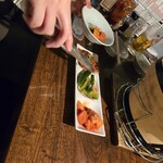 ホルモンさわ - キムチ3種盛りはお嬢さんが(取り引き)取り分けます～！