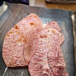 スタミナ苑 - 上ミスジ。くっつかないよう丁寧に焼きましょう