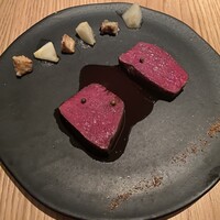ラ・ボンヌターブル - 蝦夷鹿です。反芻動物のジビエは最高レベルの栄養価でしょう。鉄分も多そうです。