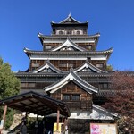 Sanuki Ya Ekikita Ten - 廣島城～1931年天守閣被指定為國寶，但在1945年遭到原子彈摧毀，1958年重新修復