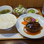キッチン ブルー グローブ - 牛挽肉と里芋のハンバーグ　ハリッサと生姜の和風ソース