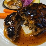 キッチン ブルー グローブ - ハンバーグをカット