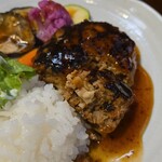 キッチン ブルー グローブ - ハンバーグをカット、気持ち里芋が見える