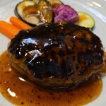 キッチン ブルー グローブ - 正面から、今日は焦げ目のあるハンバーグ