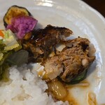 キッチン ブルー グローブ - ズッキーニをひいて