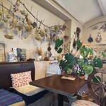 珈琲 mou - ドライフラワーが吊り下げられてるの素敵ね