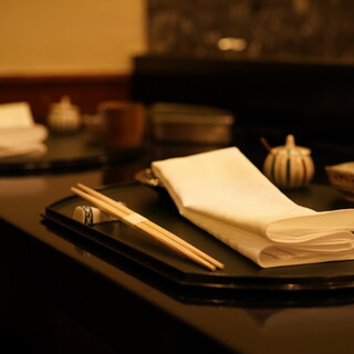 目の前でお揚げする椅子席のカウンター席。貸切でのご利用もご相談くださいませ。