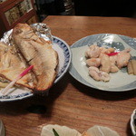 酒仙房　金生 - ＜2014年5月＞　活け天然若狭グジの塩焼き、880円。半身じゃなくて一匹。身がタップリ～！　活け本鯛の白子焼き、460円。熱々でプリプリしていますよ♪