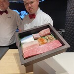 照寿司 - 1番手のお弟子さん、もりやんさん　それを優しく見つめる渡邊さんの笑顔が微笑ましい