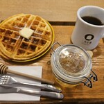 三角屋根 パンとコーヒー - ワッフルとコーヒー。蜂蜜添え