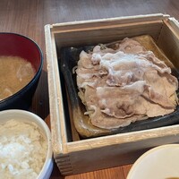 羅豚 ギンザ・グラッセ - 蒸籠蒸しミックス　お肉の下にはもやし、キャベツ。にんじん一切れ　豚汁は大きめの器に具沢山