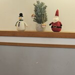 三角屋根 パンとコーヒー - 店内。時期だけにクリスマス、冬のかわいこちゃん