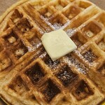 三角屋根 パンとコーヒー - かりかりなワッフルをアップでも