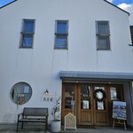 三角屋根 パンとコーヒー - 外観。店名通り