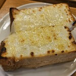 三角屋根 パンとコーヒー - てりてりなトーストをアップでも