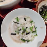 自然薯 茶茶 - 麦ごはんに自然薯を掛けて、ネギときざみのりをON