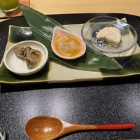 鮨と酒 魚伸 - 先付け｡右がボラの白子｡初めて口にする｡形容しがたい食感｡