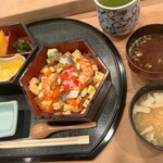 白金台すし兆 - 椀が二種類　赤と白