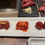 赤坂焼肉 KINTAN - キムチ3種、カマンベールチーズと梅干しのキムチには驚きました！