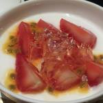 日本料理 晴山 -  いちご、白ワインのジュレ、パッションフルーツ、ココナッツミルクのブラマンジェ 和三盆使い
