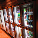 ススキノデパート - クーラー内に缶やボトルなどの各種のアルコールドリンク類