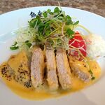 洋食屋 銀座ランプ亭 - ポークソテー（クリームチーズソース）1,000円（ご飯、生卵おかわり無料、テイクアウトコーヒー無料）