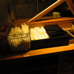 ススキノデパート - 店内に、蟹用の軍手やおしぼりなど