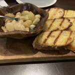 EATALIA - 料理写真:ガーリックのアヒージョ